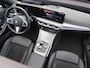 BMW 3-Serie 330e | Iconic Glow Nieren | M-Pakket | Panoramadak | Trekhaak | 360 Camera | Sfeerverlichting | Harman Kardon |