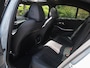 BMW 3-Serie 330e | Iconic Glow Nieren | M-Pakket | Panoramadak | Trekhaak | 360 Camera | Sfeerverlichting | Harman Kardon |