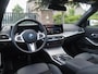 BMW 3-Serie 330e | Iconic Glow Nieren | M-Pakket | Panoramadak | Trekhaak | 360 Camera | Sfeerverlichting | Harman Kardon |