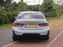 BMW 3-Serie 330e | Iconic Glow Nieren | M-Pakket | Panoramadak | Trekhaak | 360 Camera | Sfeerverlichting | Harman Kardon |
