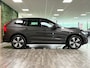 Volvo XC60 T6 AWD Recharge Plus Dark | Trekhaak | Harman Kardon | All Season banden | Stoelverwarming voor+achter | Stuurwielverwarming | Standkachel met Volvo On Call App | Cruise Control | Elektrische voorstoelen geheugen | Lederen bekleding | Zitting verlenging voorstoelen | Schuifdak | Parkeercamera | Google Infotainment | 19 Inch | Keyless Drive | Parkeersensoren voor+achter | Privacy Glass | DAB Radio | Apple Carplay/Android Auto | Draadloos telefoon opladen | Volvo On Call met mobiele App functie | Platinum Grey Metallic |