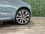 Volvo XC60 B5 Plus Dark | Trekhaak | Schuifdak | Parkeercamera | Stoelverwarming | Lederen Dashboard | Elektrische voorstoelen geheugen | Google Infotainment | R-Design contourstoelen met wit stiksel en bies | Zitting verlenging voorstoelen | Offblack hemelbekleding | Keyelss Drive | 21 Inch | Cruise Control | Elektrisch bedienbare achterklep | Draadloos telefoon opladen | Parkeersensoren voor+achter | Privacy Glass | DAB Radio | Alarm Klasse III | Apple Carplay/Android Auto | Volvo On Call met mobiele App functie | Thunder Grey Metallic |