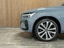 Volvo XC60 B5 Plus Dark | Trekhaak | Schuifdak | Parkeercamera | Stoelverwarming | Lederen Dashboard | Elektrische voorstoelen geheugen | Google Infotainment | R-Design contourstoelen met wit stiksel en bies | Zitting verlenging voorstoelen | Offblack hemelbekleding | Keyelss Drive | 21 Inch | Cruise Control | Elektrisch bedienbare achterklep | Draadloos telefoon opladen | Parkeersensoren voor+achter | Privacy Glass | DAB Radio | Alarm Klasse III | Apple Carplay/Android Auto | Volvo On Call met mobiele App functie | Thunder Grey Metallic |