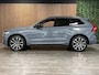 Volvo XC60 B5 Plus Dark | Trekhaak | Schuifdak | Parkeercamera | Stoelverwarming | Lederen Dashboard | Elektrische voorstoelen geheugen | Google Infotainment | R-Design contourstoelen met wit stiksel en bies | Zitting verlenging voorstoelen | Offblack hemelbekleding | Keyelss Drive | 21 Inch | Cruise Control | Elektrisch bedienbare achterklep | Draadloos telefoon opladen | Parkeersensoren voor+achter | Privacy Glass | DAB Radio | Alarm Klasse III | Apple Carplay/Android Auto | Volvo On Call met mobiele App functie | Thunder Grey Metallic |