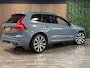 Volvo XC60 B5 Plus Dark | Trekhaak | Schuifdak | Parkeercamera | Stoelverwarming | Lederen Dashboard | Elektrische voorstoelen geheugen | Google Infotainment | R-Design contourstoelen met wit stiksel en bies | Zitting verlenging voorstoelen | Offblack hemelbekleding | Keyelss Drive | 21 Inch | Cruise Control | Elektrisch bedienbare achterklep | Draadloos telefoon opladen | Parkeersensoren voor+achter | Privacy Glass | DAB Radio | Alarm Klasse III | Apple Carplay/Android Auto | Volvo On Call met mobiele App functie | Thunder Grey Metallic |