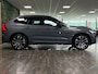 Volvo XC60 B5 Plus Dark | Trekhaak | Schuifdak | Parkeercamera | Stoelverwarming | Lederen Dashboard | Elektrische voorstoelen geheugen | Google Infotainment | R-Design contourstoelen met wit stiksel en bies | Zitting verlenging voorstoelen | Offblack hemelbekleding | Keyelss Drive | 21 Inch | Cruise Control | Elektrisch bedienbare achterklep | Draadloos telefoon opladen | Parkeersensoren voor+achter | Privacy Glass | DAB Radio | Alarm Klasse III | Apple Carplay/Android Auto | Volvo On Call met mobiele App functie | Thunder Grey Metallic |