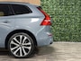 Volvo XC60 B5 Plus Dark | Trekhaak | Schuifdak | Parkeercamera | Stoelverwarming | Lederen Dashboard | Elektrische voorstoelen geheugen | Google Infotainment | R-Design contourstoelen met wit stiksel en bies | Zitting verlenging voorstoelen | Offblack hemelbekleding | Keyelss Drive | 21 Inch | Cruise Control | Elektrisch bedienbare achterklep | Draadloos telefoon opladen | Parkeersensoren voor+achter | Privacy Glass | DAB Radio | Alarm Klasse III | Apple Carplay/Android Auto | Volvo On Call met mobiele App functie | Thunder Grey Metallic |