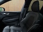Volvo XC60 B5 Plus Dark | Trekhaak | Schuifdak | Parkeercamera | Stoelverwarming | Lederen Dashboard | Elektrische voorstoelen geheugen | Google Infotainment | R-Design contourstoelen met wit stiksel en bies | Zitting verlenging voorstoelen | Offblack hemelbekleding | Keyelss Drive | 21 Inch | Cruise Control | Elektrisch bedienbare achterklep | Draadloos telefoon opladen | Parkeersensoren voor+achter | Privacy Glass | DAB Radio | Alarm Klasse III | Apple Carplay/Android Auto | Volvo On Call met mobiele App functie | Thunder Grey Metallic |