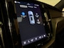 Volvo XC60 B5 Plus Dark | Trekhaak | Schuifdak | Parkeercamera | Stoelverwarming | Lederen Dashboard | Elektrische voorstoelen geheugen | Google Infotainment | R-Design contourstoelen met wit stiksel en bies | Zitting verlenging voorstoelen | Offblack hemelbekleding | Keyelss Drive | 21 Inch | Cruise Control | Elektrisch bedienbare achterklep | Draadloos telefoon opladen | Parkeersensoren voor+achter | Privacy Glass | DAB Radio | Alarm Klasse III | Apple Carplay/Android Auto | Volvo On Call met mobiele App functie | Thunder Grey Metallic |