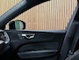 Volvo XC60 B5 Plus Dark | Trekhaak | Schuifdak | Parkeercamera | Stoelverwarming | Lederen Dashboard | Elektrische voorstoelen geheugen | Google Infotainment | R-Design contourstoelen met wit stiksel en bies | Zitting verlenging voorstoelen | Offblack hemelbekleding | Keyelss Drive | 21 Inch | Cruise Control | Elektrisch bedienbare achterklep | Draadloos telefoon opladen | Parkeersensoren voor+achter | Privacy Glass | DAB Radio | Alarm Klasse III | Apple Carplay/Android Auto | Volvo On Call met mobiele App functie | Thunder Grey Metallic |