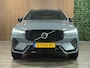 Volvo XC60 B5 Plus Dark | Trekhaak | Schuifdak | Parkeercamera | Stoelverwarming | Lederen Dashboard | Elektrische voorstoelen geheugen | Google Infotainment | R-Design contourstoelen met wit stiksel en bies | Zitting verlenging voorstoelen | Offblack hemelbekleding | Keyelss Drive | 21 Inch | Cruise Control | Elektrisch bedienbare achterklep | Draadloos telefoon opladen | Parkeersensoren voor+achter | Privacy Glass | DAB Radio | Alarm Klasse III | Apple Carplay/Android Auto | Volvo On Call met mobiele App functie | Thunder Grey Metallic |