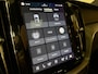 Volvo XC60 B5 Plus Dark | Trekhaak | Schuifdak | Parkeercamera | Stoelverwarming | Lederen Dashboard | Elektrische voorstoelen geheugen | Google Infotainment | R-Design contourstoelen met wit stiksel en bies | Zitting verlenging voorstoelen | Offblack hemelbekleding | Keyelss Drive | 21 Inch | Cruise Control | Elektrisch bedienbare achterklep | Draadloos telefoon opladen | Parkeersensoren voor+achter | Privacy Glass | DAB Radio | Alarm Klasse III | Apple Carplay/Android Auto | Volvo On Call met mobiele App functie | Thunder Grey Metallic |