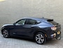 Ford Mustang Mach-E Extended Premium AWD 98 kWh | 94% SOH | Panoramadak | Trekhaak afneembaar | Lederen bekleding | 360 camera | Bang&Olufsen | 19 inch velgen | Adaptieve cruise | Elektrische achterklep | Dodehoekdetectie | LED | DAB | Keyless | Dealeronderhouden