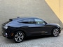 Ford Mustang Mach-E Extended Premium AWD 98 kWh | 94% SOH | Panoramadak | Trekhaak afneembaar | Lederen bekleding | 360 camera | Bang&Olufsen | 19 inch velgen | Adaptieve cruise | Elektrische achterklep | Dodehoekdetectie | LED | DAB | Keyless | Dealeronderhouden