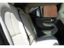 Volvo XC40 B4 Plus Dark | Panoramisch schuif-/ kanteldak | Harman Kardon | 360 graden camera | Elektrisch verstelbare voorstoelen met geheugenfunctie | Stoel-/ stuurwielverwarming | Extra getint glas | Volvo guard | Lighting pakket | 20 inch. lichtmetalen velgen | Verwarmde achterbank | Pilot assist
