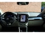 Volvo XC40 B4 Plus Dark | Panoramisch schuif-/ kanteldak | Harman Kardon | 360 graden camera | Elektrisch verstelbare voorstoelen met geheugenfunctie | Stoel-/ stuurwielverwarming | Extra getint glas | Volvo guard | Lighting pakket | 20 inch. lichtmetalen velgen | Verwarmde achterbank | Pilot assist