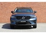 Volvo XC40 B4 Plus Dark | Panoramisch schuif-/ kanteldak | Harman Kardon | 360 graden camera | Elektrisch verstelbare voorstoelen met geheugenfunctie | Stoel-/ stuurwielverwarming | Extra getint glas | Volvo guard | Lighting pakket | 20 inch. lichtmetalen velgen | Verwarmde achterbank | Pilot assist