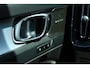 Volvo XC40 B4 Plus Dark | Panoramisch schuif-/ kanteldak | Harman Kardon | 360 graden camera | Elektrisch verstelbare voorstoelen met geheugenfunctie | Stoel-/ stuurwielverwarming | Extra getint glas | Volvo guard | Lighting pakket | 20 inch. lichtmetalen velgen | Verwarmde achterbank | Pilot assist