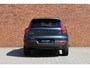 Volvo XC40 B4 Plus Dark | Panoramisch schuif-/ kanteldak | Harman Kardon | 360 graden camera | Elektrisch verstelbare voorstoelen met geheugenfunctie | Stoel-/ stuurwielverwarming | Extra getint glas | Volvo guard | Lighting pakket | 20 inch. lichtmetalen velgen | Verwarmde achterbank | Pilot assist