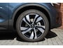 Volvo XC40 B4 Plus Dark | Panoramisch schuif-/ kanteldak | Harman Kardon | 360 graden camera | Elektrisch verstelbare voorstoelen met geheugenfunctie | Stoel-/ stuurwielverwarming | Extra getint glas | Volvo guard | Lighting pakket | 20 inch. lichtmetalen velgen | Verwarmde achterbank | Pilot assist