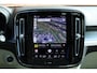 Volvo XC40 B4 Plus Dark | Panoramisch schuif-/ kanteldak | Harman Kardon | 360 graden camera | Elektrisch verstelbare voorstoelen met geheugenfunctie | Stoel-/ stuurwielverwarming | Extra getint glas | Volvo guard | Lighting pakket | 20 inch. lichtmetalen velgen | Verwarmde achterbank | Pilot assist