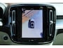 Volvo XC40 B4 Plus Dark | Panoramisch schuif-/ kanteldak | Harman Kardon | 360 graden camera | Elektrisch verstelbare voorstoelen met geheugenfunctie | Stoel-/ stuurwielverwarming | Extra getint glas | Volvo guard | Lighting pakket | 20 inch. lichtmetalen velgen | Verwarmde achterbank | Pilot assist
