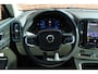 Volvo XC40 B4 Plus Dark | Panoramisch schuif-/ kanteldak | Harman Kardon | 360 graden camera | Elektrisch verstelbare voorstoelen met geheugenfunctie | Stoel-/ stuurwielverwarming | Extra getint glas | Volvo guard | Lighting pakket | 20 inch. lichtmetalen velgen | Verwarmde achterbank | Pilot assist