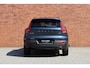 Volvo XC40 B4 Plus Dark | Panoramisch schuif-/ kanteldak | Harman Kardon | 360 graden camera | Elektrisch verstelbare voorstoelen met geheugenfunctie | Stoel-/ stuurwielverwarming | Extra getint glas | Volvo guard | Lighting pakket | 20 inch. lichtmetalen velgen | Verwarmde achterbank | Pilot assist