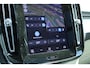 Volvo XC40 B4 Plus Dark | Panoramisch schuif-/ kanteldak | Harman Kardon | 360 graden camera | Elektrisch verstelbare voorstoelen met geheugenfunctie | Stoel-/ stuurwielverwarming | Extra getint glas | Volvo guard | Lighting pakket | 20 inch. lichtmetalen velgen | Verwarmde achterbank | Pilot assist