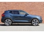 Volvo XC40 B4 Plus Dark | Panoramisch schuif-/ kanteldak | Harman Kardon | 360 graden camera | Elektrisch verstelbare voorstoelen met geheugenfunctie | Stoel-/ stuurwielverwarming | Extra getint glas | Volvo guard | Lighting pakket | 20 inch. lichtmetalen velgen | Verwarmde achterbank | Pilot assist