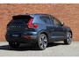 Volvo XC40 B4 Plus Dark | Panoramisch schuif-/ kanteldak | Harman Kardon | 360 graden camera | Elektrisch verstelbare voorstoelen met geheugenfunctie | Stoel-/ stuurwielverwarming | Extra getint glas | Volvo guard | Lighting pakket | 20 inch. lichtmetalen velgen | Verwarmde achterbank | Pilot assist