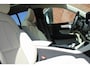 Volvo XC40 B4 Plus Dark | Panoramisch schuif-/ kanteldak | Harman Kardon | 360 graden camera | Elektrisch verstelbare voorstoelen met geheugenfunctie | Stoel-/ stuurwielverwarming | Extra getint glas | Volvo guard | Lighting pakket | 20 inch. lichtmetalen velgen | Verwarmde achterbank | Pilot assist