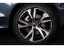 Volvo V60 B3 Core - IntelliSafe Assist & Surround - Parkeercamera achter - Verwarmde voorstoelen, stuur & achterbank - Parkeersensoren voor & achter - Extra getint glas - Elektr. inklapbare trekhaak - 18' LMV