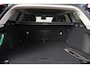 Volvo V60 B3 Core - IntelliSafe Assist & Surround - Parkeercamera achter - Verwarmde voorstoelen, stuur & achterbank - Parkeersensoren voor & achter - Extra getint glas - Elektr. inklapbare trekhaak - 18' LMV