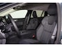Volvo V60 B3 Core - IntelliSafe Assist & Surround - Parkeercamera achter - Verwarmde voorstoelen, stuur & achterbank - Parkeersensoren voor & achter - Extra getint glas - Elektr. inklapbare trekhaak - 18' LMV