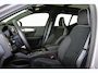 Volvo XC40 B4 Plus Dark - Panorama/schuifdak - IntelliSafe Assist & Surround - Harman/Kardon audio - Parkeercamera achter - Verwarmde voorstoelen & stuur - Parkeersensoren voor & achter - Elektr. bedienb. voorstoelen met geheugen links - Draadloze tel. lader - 20' LMV