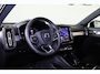 Volvo XC40 B4 Plus Dark - Panorama/schuifdak - IntelliSafe Assist & Surround - Harman/Kardon audio - Parkeercamera achter - Verwarmde voorstoelen & stuur - Parkeersensoren voor & achter - Elektr. bedienb. voorstoelen met geheugen links - Draadloze tel. lader - 20' LMV