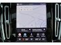 Volvo XC40 B4 Plus Dark - Panorama/schuifdak - IntelliSafe Assist & Surround - Harman/Kardon audio - Parkeercamera achter - Verwarmde voorstoelen & stuur - Parkeersensoren voor & achter - Elektr. bedienb. voorstoelen met geheugen links - Draadloze tel. lader - 20' LMV