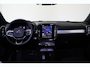 Volvo XC40 B4 Plus Dark - Panorama/schuifdak - IntelliSafe Assist & Surround - Harman/Kardon audio - Parkeercamera achter - Verwarmde voorstoelen & stuur - Parkeersensoren voor & achter - Elektr. bedienb. voorstoelen met geheugen links - Draadloze tel. lader - 20' LMV
