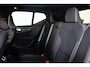Volvo XC40 B4 Plus Dark - Panorama/schuifdak - IntelliSafe Assist & Surround - Harman/Kardon audio - Parkeercamera achter - Verwarmde voorstoelen & stuur - Parkeersensoren voor & achter - Elektr. bedienb. voorstoelen met geheugen links - Draadloze tel. lader - 20' LMV