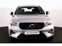 Volvo XC40 B4 Plus Dark - Panorama/schuifdak - IntelliSafe Assist & Surround - Harman/Kardon audio - Parkeercamera achter - Verwarmde voorstoelen & stuur - Parkeersensoren voor & achter - Elektr. bedienb. voorstoelen met geheugen links - Draadloze tel. lader - 20' LMV