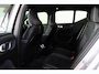 Volvo XC40 B4 Plus Dark - Panorama/schuifdak - IntelliSafe Assist & Surround - Harman/Kardon audio - Parkeercamera achter - Verwarmde voorstoelen & stuur - Parkeersensoren voor & achter - Elektr. bedienb. voorstoelen met geheugen links - Draadloze tel. lader - 20' LMV