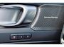 Volvo XC40 B4 Plus Dark - Panorama/schuifdak - IntelliSafe Assist & Surround - Harman/Kardon audio - Parkeercamera achter - Verwarmde voorstoelen & stuur - Parkeersensoren voor & achter - Elektr. bedienb. voorstoelen met geheugen links - Draadloze tel. lader - 20' LMV