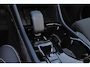 Volvo XC40 B4 Plus Dark - Panorama/schuifdak - IntelliSafe Assist & Surround - Harman/Kardon audio - Parkeercamera achter - Verwarmde voorstoelen & stuur - Parkeersensoren voor & achter - Elektr. bedienb. voorstoelen met geheugen links - Draadloze tel. lader - 20' LMV