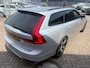 Volvo V90 2.0 T8 AWD R-Design | 360º Camera | Luchtvering | Stoel/stuur verwarming | Power seats | Memory | Trekhaak | Panoramadak | Adaptieve cruise | Carbon inleg | Keyless entry/start | Bowers & Wilkens | DAB | BLIS |