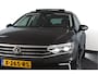 Volkswagen Passat Variant 1.4 TSI PHEV GTE Business Automaat | S/K-Panodak | Adapt. Cruise | Stoel-+Stuurverw. | PDC | 360 Camera | NAV + App. Connect | ECC | Elek. Trekhaak | Elek. Klep | LM 17" |