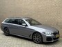 BMW 5-Serie Touring 530e 292pk | M-pakket | Camera | Leder | Sportstoelen | Wegklapbare trekhaak | Adaptieve cruise | Virtual cockpit | Sfeerverlichting | Apple CarPlay | Stoel&stuurverwarming | 19 inch M-velgen | Elektrische achterklep | Volledig onderhouden