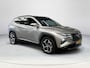 Hyundai Tucson 1.6 T-GDI PHEV Premium Sky 4WD |Trekhaak| Panoramisch schuif/kantel dak | Apple Carplay/Android Auto | Stoelverwarming/verkoeling | Elektrische achterklep | Elektrische verstelbare stoelen met geheugen |