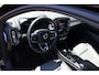 Volvo XC40 2.0 B4 Plus Dark | Achteropkomend verkeer waarschuwing | Apple Carplay & Android Auto | Autonomous Emergency Braking | Bots herkenning en activatie | Cruise control adaptief met Stop&Go en stuurhulp | Dodehoekdetectie met correctie