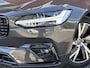 Volvo V90 2.0 B4 R-Design Mild hybrid, Automaat, Panoramadak, Trekhaak semi elektrisch wegklapbaar, Head-up display, Stoel- en stuurverwarming, Parkeercamera, Parkeerverwarming met timer, Harman Kardon audio